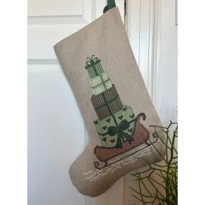 Stocking with green gifts - broderikit - bestillingsvare