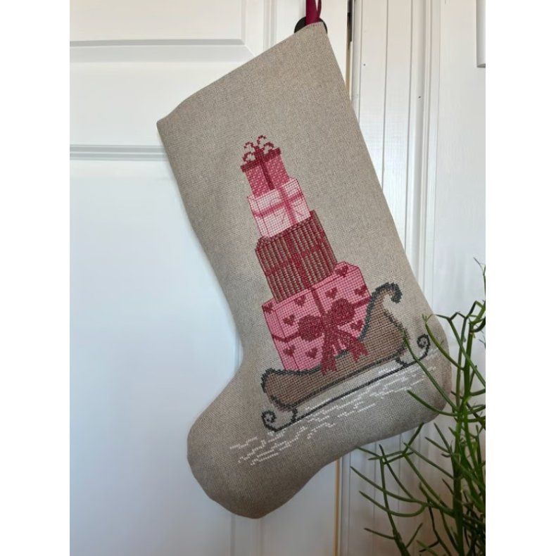 Stocking with red gifts - broderikit - bestillingsvare